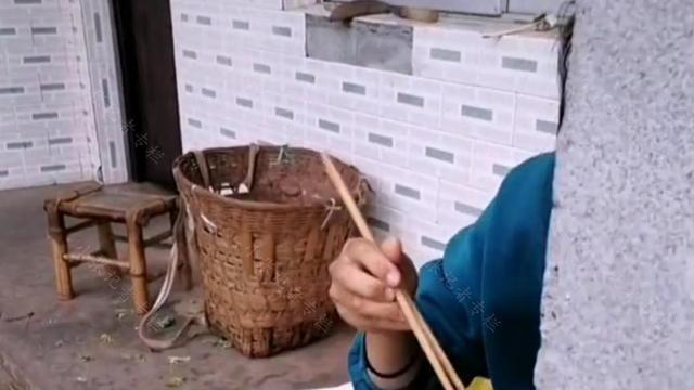 女子陪男友减肥，自己却偷偷吃肉，没想到被男友当场发现