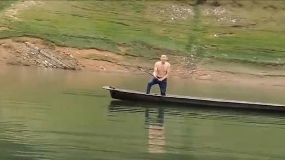 饵料|贵州一男子火了，钓鱼时连人带船被鱼“钓”走，网友：侮辱性极强