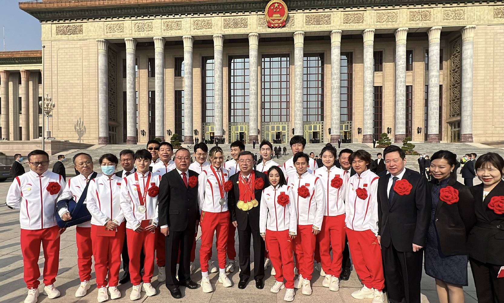 冬奥会|人民大会堂座上宾！冬奥健儿让人羡慕，冠军大合影成体坛经典一幕