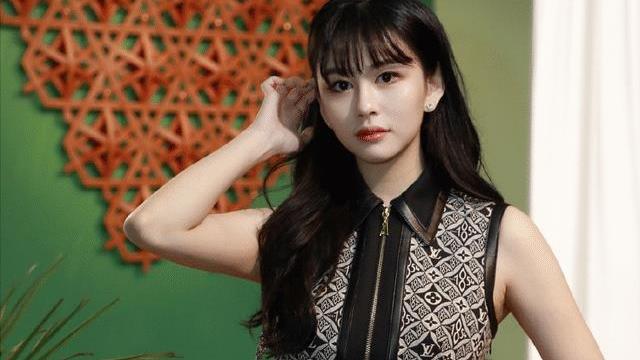 黄绮珊|邱淑贞女儿好甜美，穿背心裙真显名媛气息，不输妈妈当年的风采