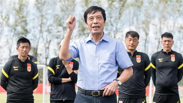 李霄鹏|赢球奖600万+吃海参+换三任主帅，李霄鹏却说：国足需要心理大师