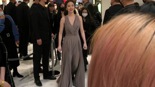 杨采钰|都说杨采钰神似刘亦菲，29岁的她被拍生图，区别却很明显