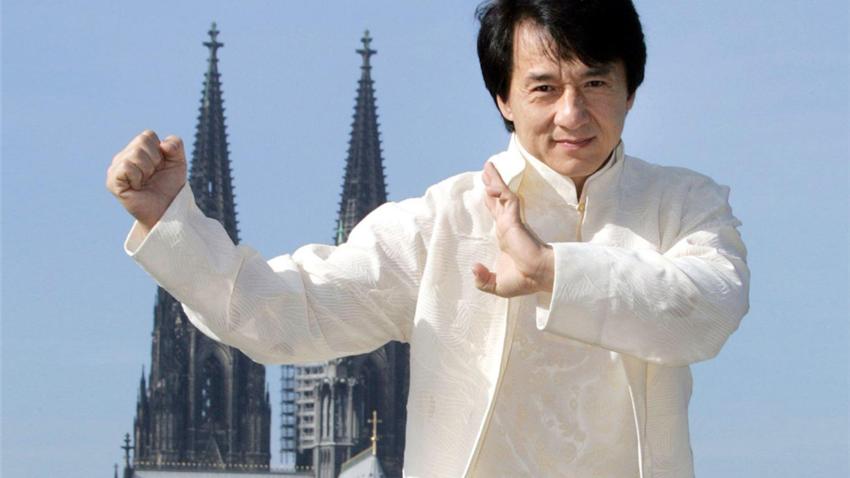 成龙的706㎡欧式别墅，室内装修宫廷范儿，金碧辉煌太气派