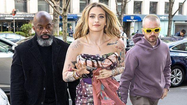 帕丽斯|迈克尔杰克逊23岁女儿看秀，丰腴胳膊上图案多，公主拒绝剃腋毛