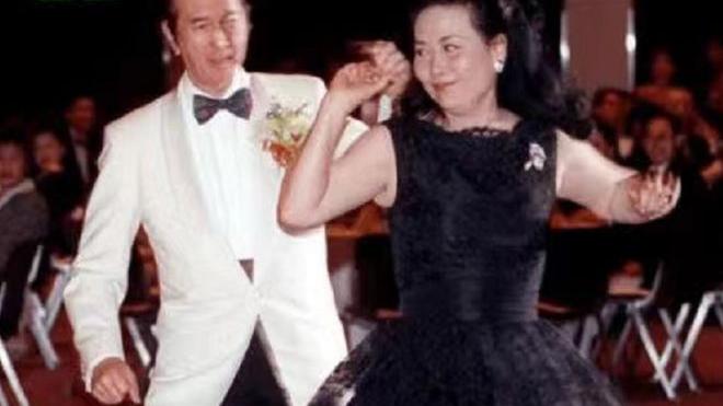 赌王|赌王二太去世，三四房子女忙露营庆生，何超仪曾讽刺其母小三小四