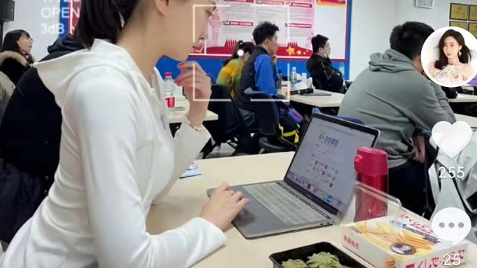 水亦诗|水均益女儿水亦诗露面，现身北京街头喝啤酒，现是清华大学研究生