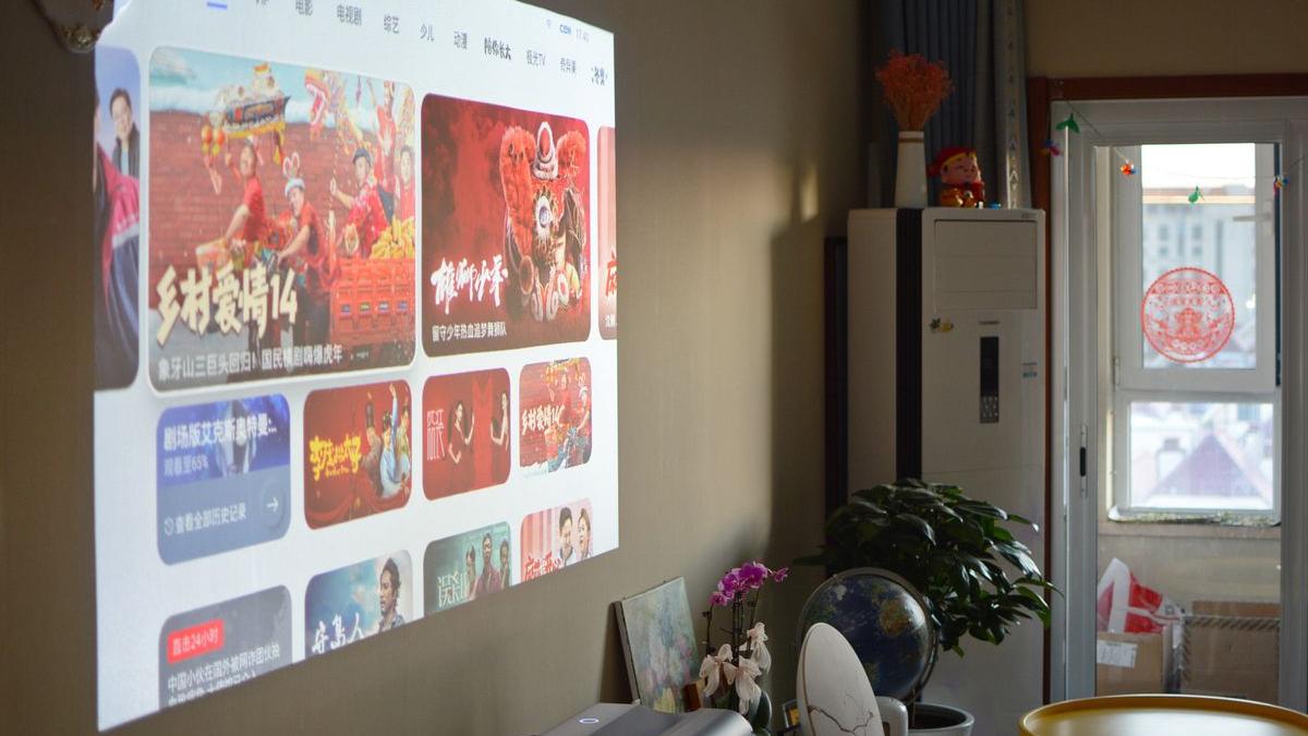 徕卡|坚果智慧墙O1 Pro：联合徕卡研发、投射比0.21，大屏家庭影院真香