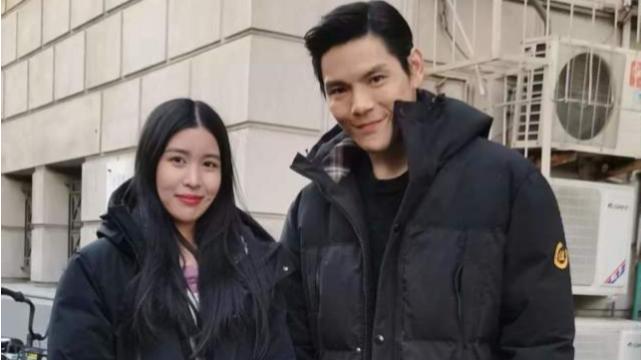 向佐|向佐天津拍戏，郭碧婷带女儿去探班，夫妻俩带女儿欢乐岛游玩被偶遇