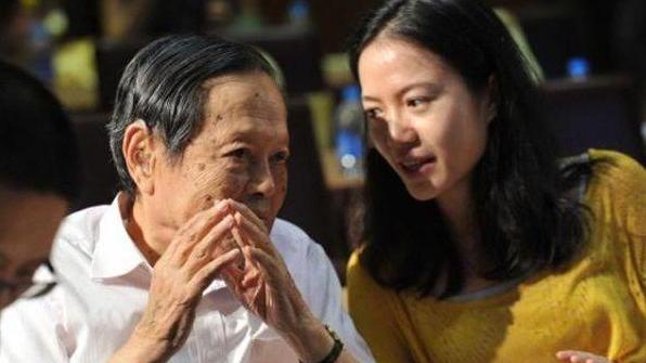 翁帆|为照顾大54岁老公，翁帆坚持早睡早起18年，如今杨振宁已100岁