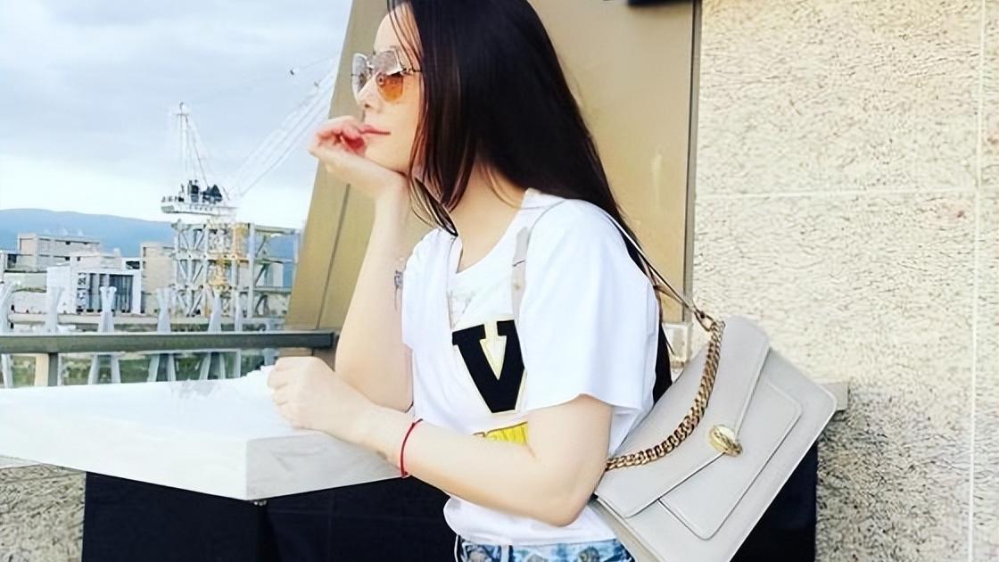 林心如 林心如穿裙子迎夏至：楼顶上凹造型格外漂亮，气质优雅迷人