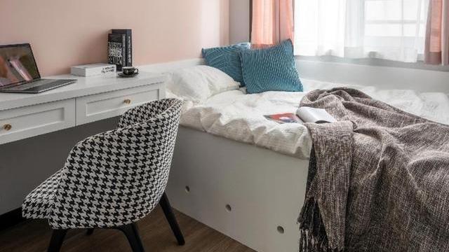 同样是小卧室，有人将床摆在墙角，7种装法，靠布局省掉一半空间