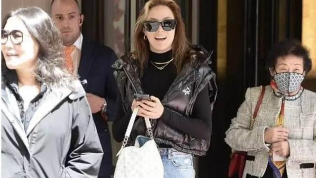 谷爱凌|学霸谷爱凌回到美国后，穿衣打扮引争议，网友，她好像变了一个人