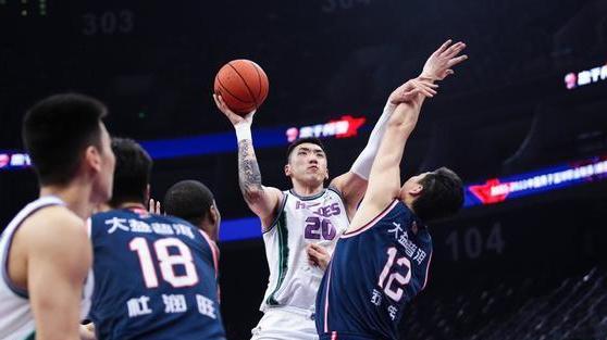 山东男篮|露馅了吧，山东1分险胜广东却揪出1球员：这水平进NBA就是做梦