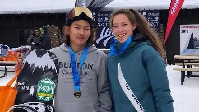 苏翊鸣|俊男靓女！18岁谷爱凌从后面抱住苏翊鸣，冰迷：颜值实力太般配！