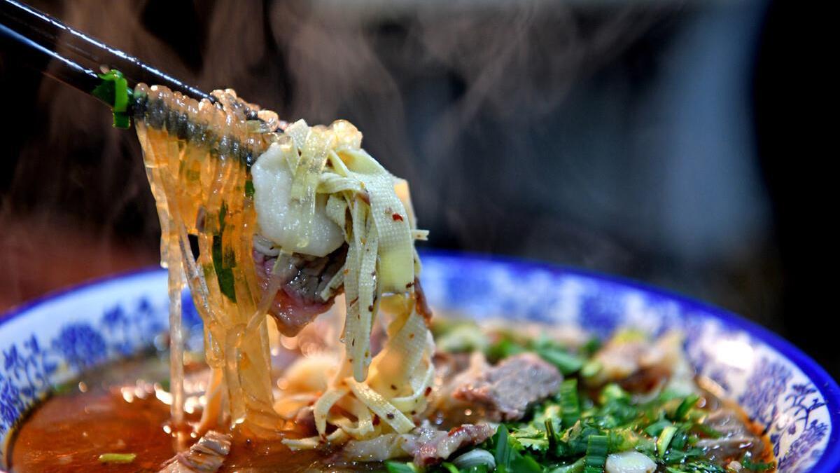 牛肉汤|凤台美女用大水缸煮牛肉，肉香汤鲜味道好，来吃的男顾客特别多