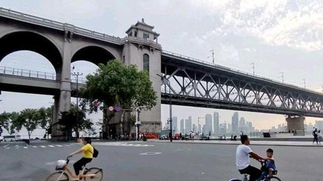 汝州|美国游客观看“武汉长江大桥”，表示失望：就一座桥，有什么意义