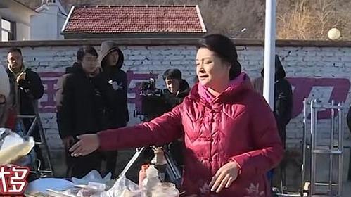 谢大脚|《乡村爱情14》花絮，谢大脚亲自上阵做手抓饼，请全剧组吃早餐