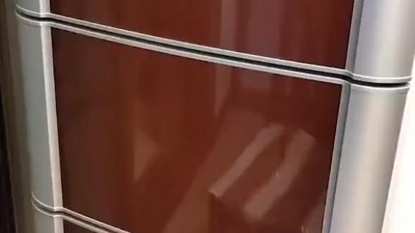 |河南一女子用了20年的冰箱侧边发热，仔细一看懵了：四周全是膜