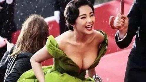 杨幂|有一种“差距”叫张雨绮与杨幂！同穿旗袍，“号”却差了好几个