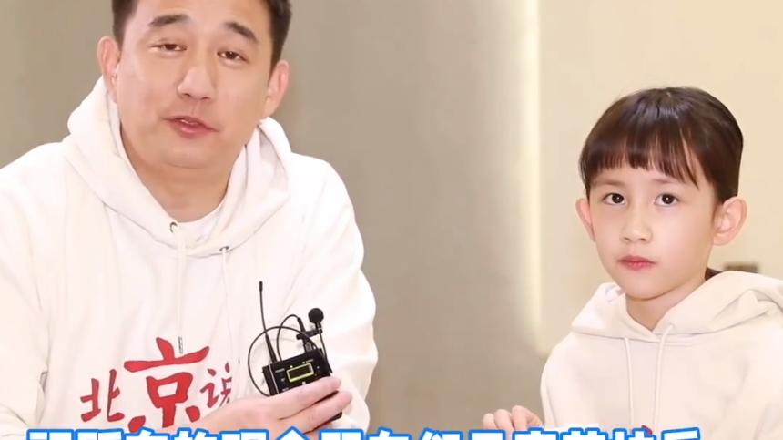 黄磊|黄磊带小女儿亮相，9岁妹妹颜值不输多多，狗啃刘海也挡不住美貌