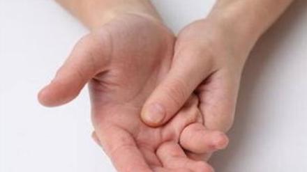 咳嗽|出现两种手麻别大意，尤其是50岁以上的中老年人，赶紧上医院