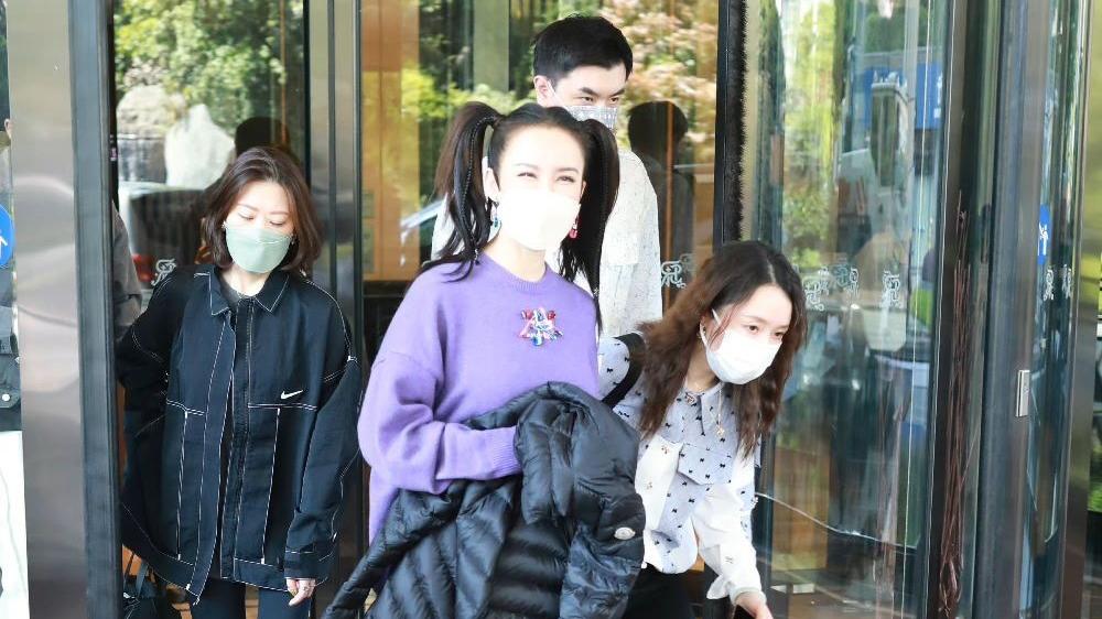 豆浆 李玟复出录节目也太拼了，穿紫色卫衣扎双马尾，变身“大学生”