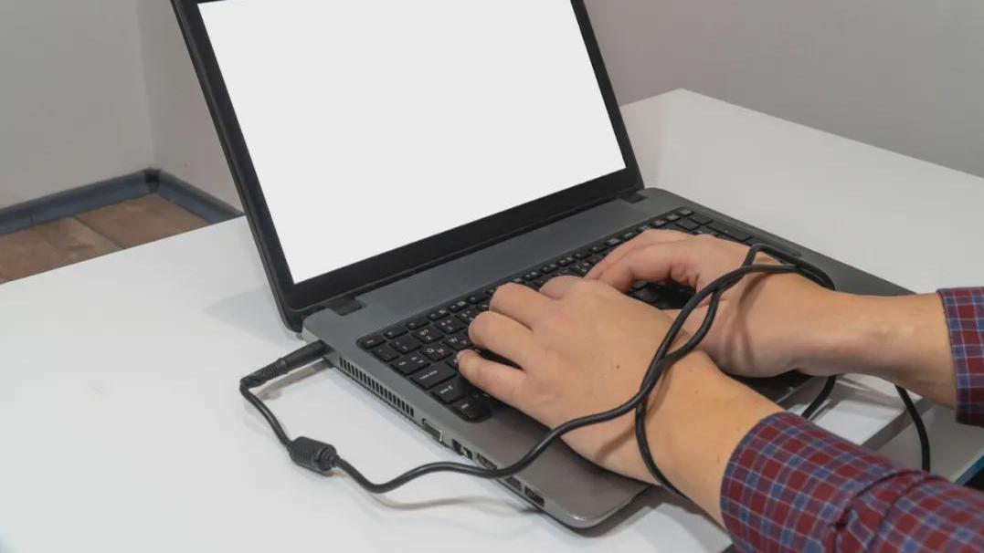 数据库|笔记本充完电可以不拔插头？满电可以继续充？这坑可大了