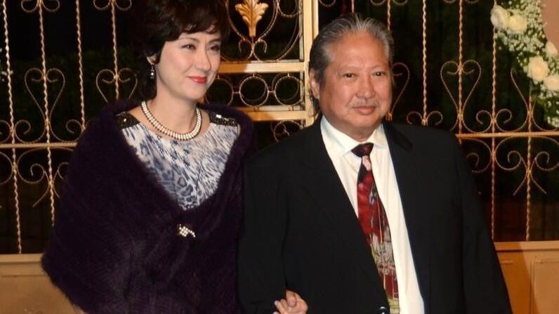 洪金宝|洪金宝老婆剪短发显老，但混血气质丝毫没变，模特身形高级匀称