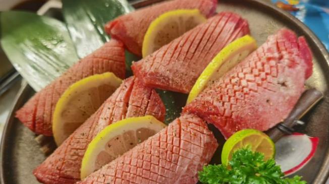 餐厅|黄晓明在上海的餐厅，一顿要花600元，味道一般店铺里空荡荡的