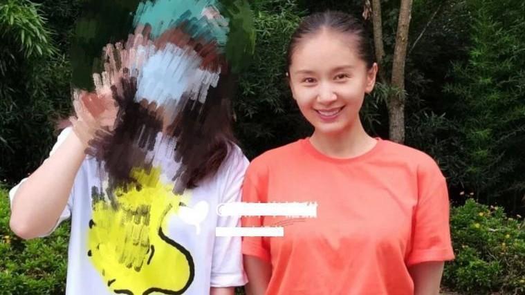 王子文|王子文公园喂鱼被偶遇，吴永恩皮肤晒成小麦色，女方妈妈也在现场