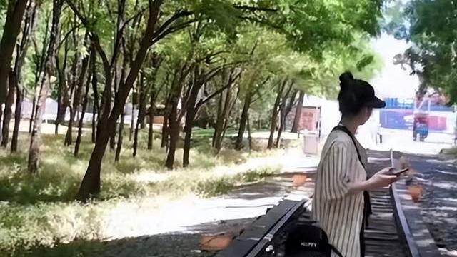 唐菀|曹云金前妻唐菀带娃出游！穿超短裤炫白嫩细腿，女儿肉嘟嘟好可爱