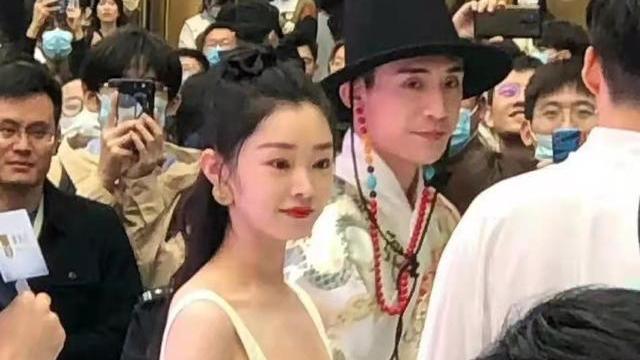 玄彬|宋轶穿低领长裙亮相，被指“平平无奇”，网友：“以为是路人”