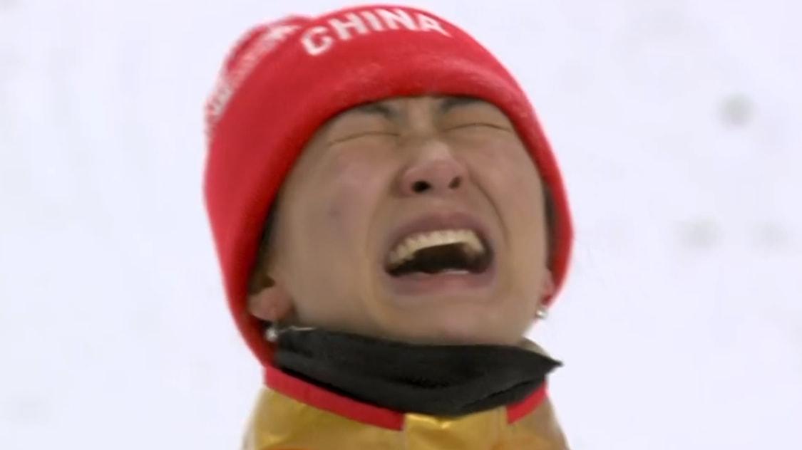 徐梦桃|徐梦桃12年终于圆梦！夺冠后冰墩墩也不要了，哭喊着说：送给你了