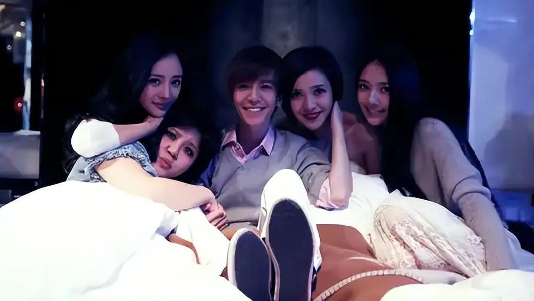 郭敬明|郭敬明小时代帝国的坍塌，众人都来踩一脚合适吗？