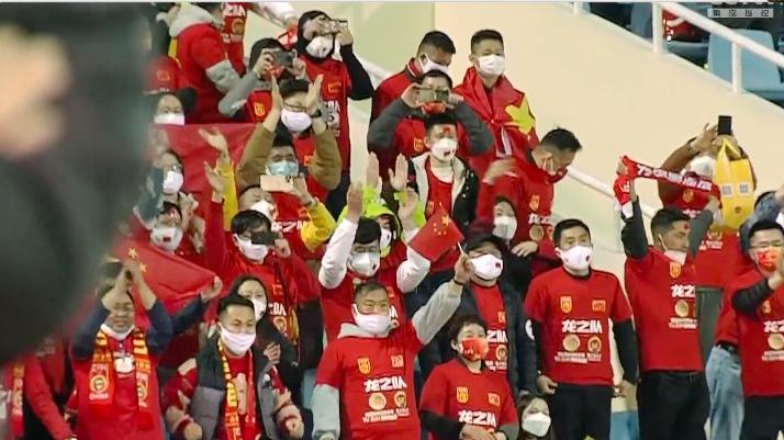 国足|不知羞耻，国足全队谢场只有1人哭了！越南现场发大红包集体狂欢