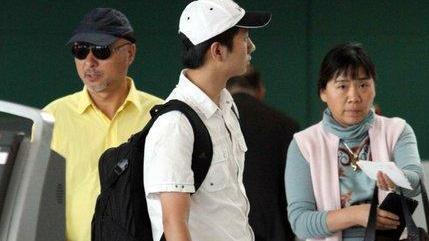 陈佩斯|陈佩斯老婆罕曝光，夫妻俩街上吵架指指点点，男方被吓得连连后退