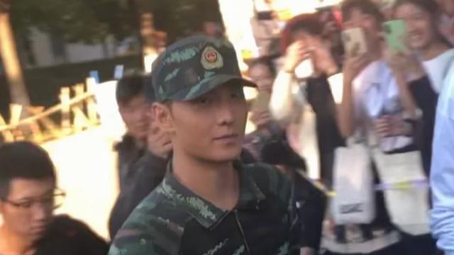 |杨洋《特战荣耀》路透图，生图皮肤黝黑，身材引发讨论