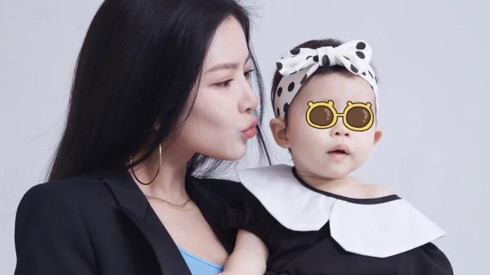 杜淳|杜淳妻子晒母女写真，王灿露小蛮腰大秀身材，女儿软糯可爱像爸爸