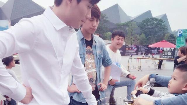 朱一龙|朱一龙被扒旧照，面容青涩很稚嫩，网友：比沈巍还帅