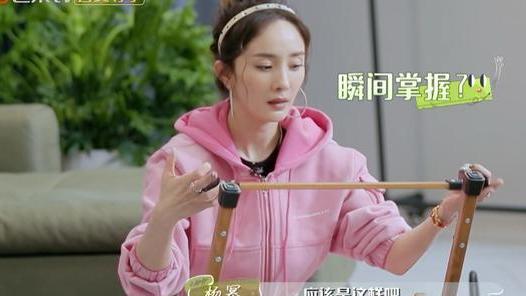 杨幂|《花少4》首播，杨幂枕头被水泡，行李也遭殃，首次聚会看出矛盾