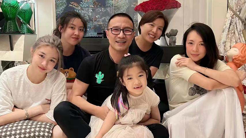 章子怡|群星现身北京看话剧，章子怡刘昊然低调赶场，周冬雨现身白到发光