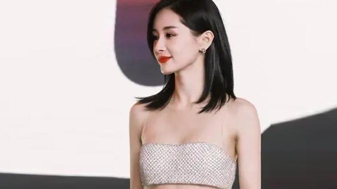 王子文|王子文领奖旧照曝光，穿露脐装涂红色唇彩，造型太美惹争议