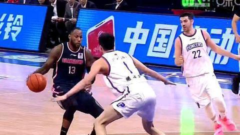 广东男篮|拒绝爆冷！广东不惧天津疯狂反扑黑白矮33+9刘维伟现场认真记录
