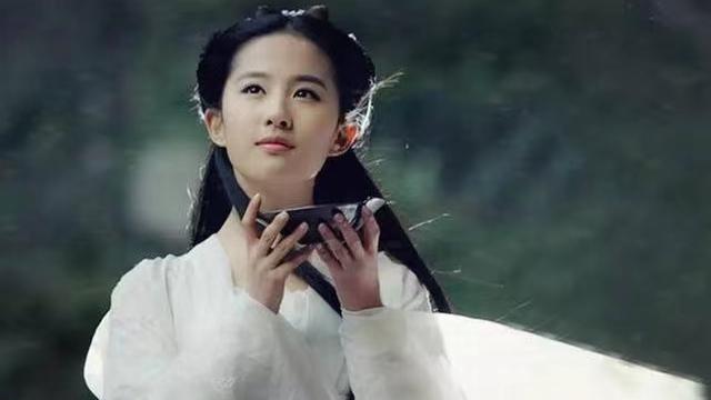 刘亦菲|刘亦菲佩戴简约钻石王冠，搭配丸子头，网友表示：迪士尼在逃公主