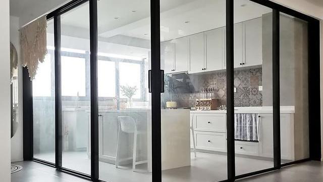 砸掉厨房一面墙，装玻璃窗+吧台柜，暗厨宽敞明亮，实用性加倍