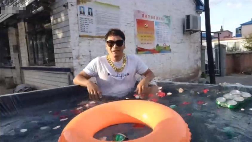 游泳池|虎牙户外主播小群化身奥特曼，竟吓坏小朋友？自改“汽车游泳池”