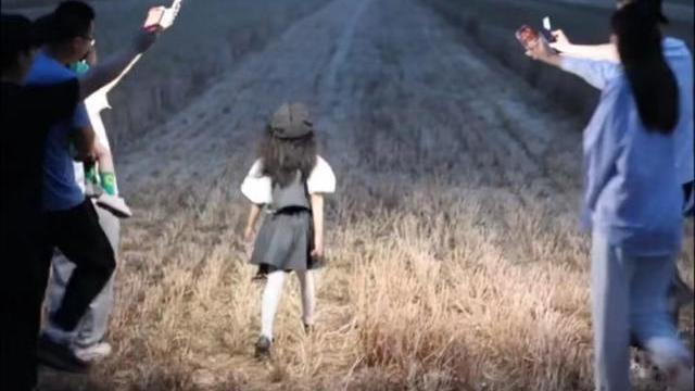 |麦茬地模特秀！悦悦惊艳亮相，全家齐上阵，温馨场面引热议