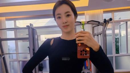 李思思|央视李思思素颜健身！脸蛋泛红满脸胶原蛋白，穿紧身衣秀蛮腰长腿