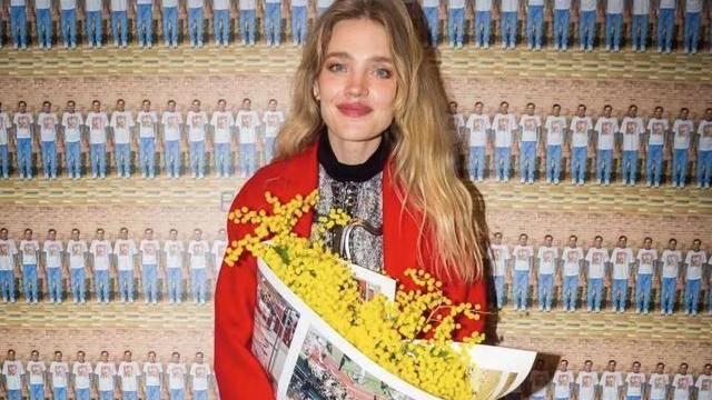 lv LV太子妃涂红唇过于成熟，39岁生五个娃不显老，穿针织衫好温柔