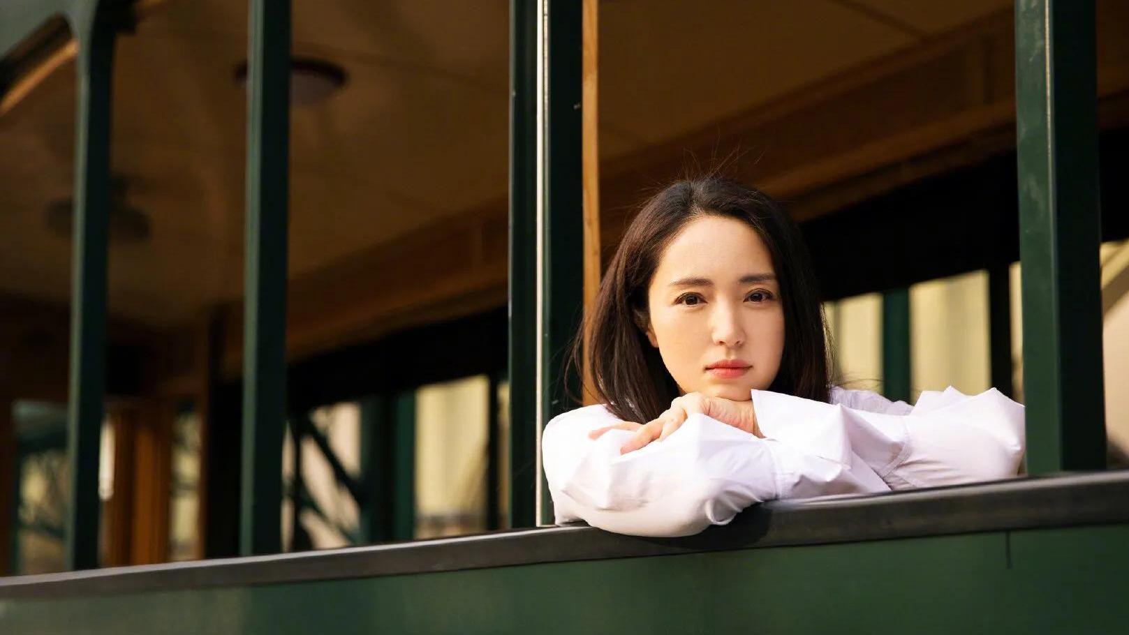 董璇|董璇营业大片，虽然美但眉头给人有心事的感觉